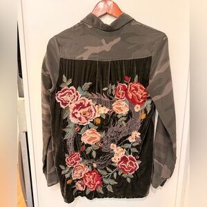 Johnny Was Workshop silk camo with back embroidered button up blouse size xs